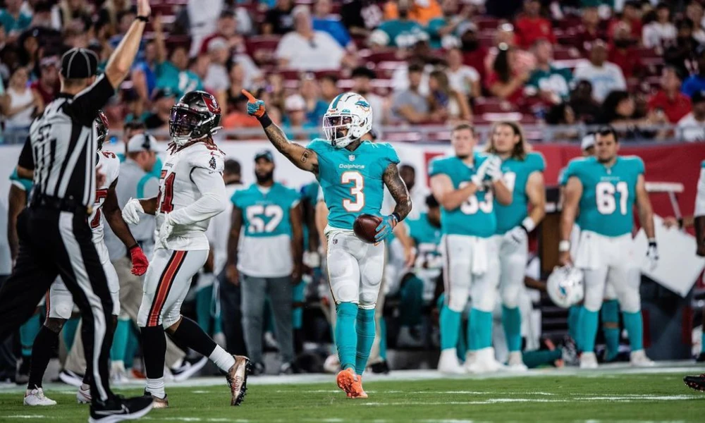 Miami Dolphins running back Lynn Bowden (15) warms up before an NFL  football game against the C …