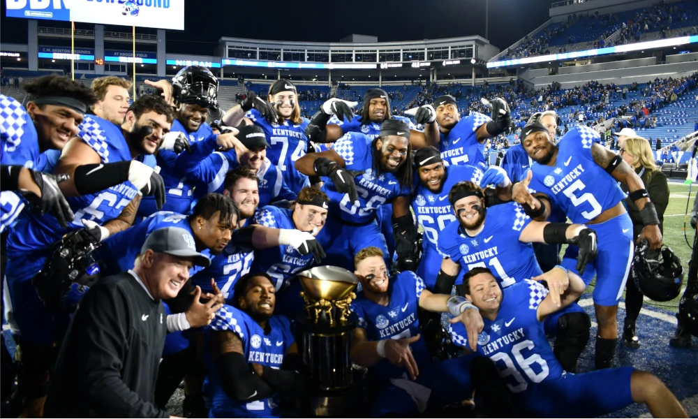 Kentucky Wildcats Football Season Preview: Louisville Cardinals - A Sea Of  Blue