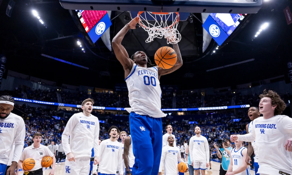 Kentucky guard Otega Oweh dunks the ball in warmups.